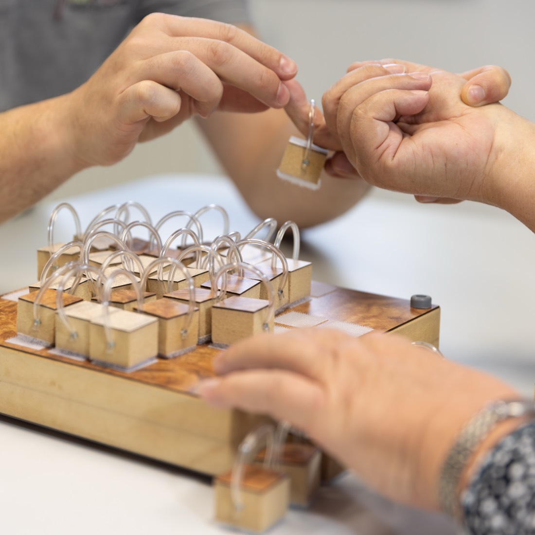 Feinmotorische Übung mit therapeutischem Steckspiel